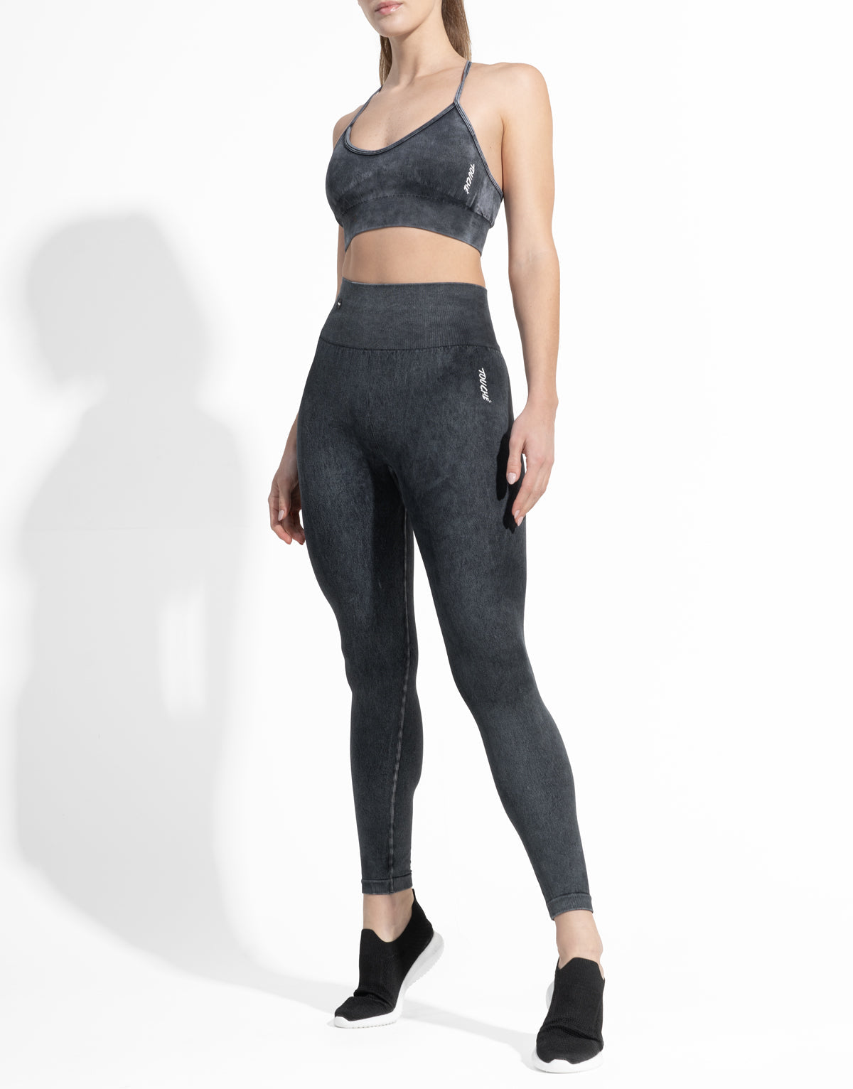 ZIPPED BLACK SEAMLESS TOP