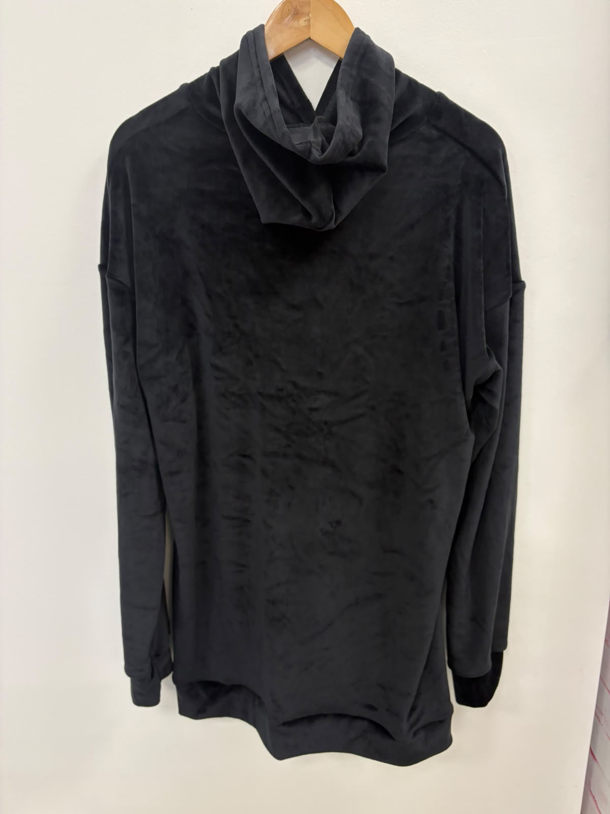 PLUSH BLACK HOODIE (FALLA)
